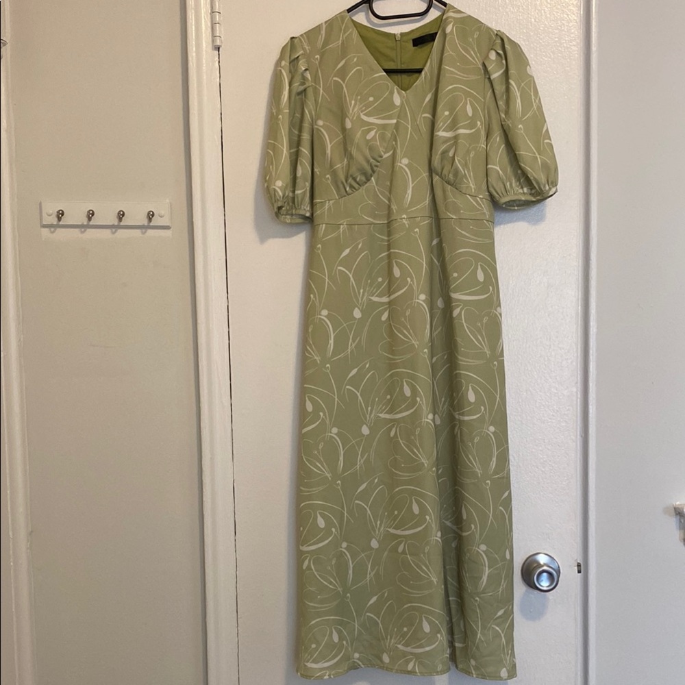 Pre-Owned Elegant Sage Green Patterned Dress